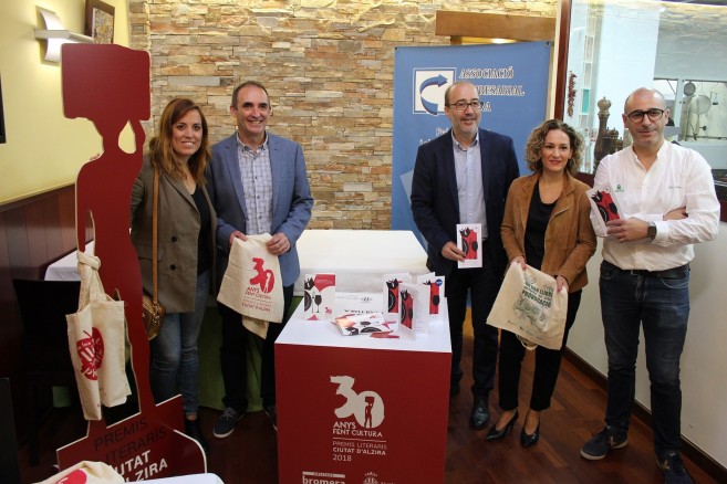 Les campanyes d’aparadors i menús literaris protagonitzen el 30 aniversari dels Premis Literaris Ciutat d’Alzira