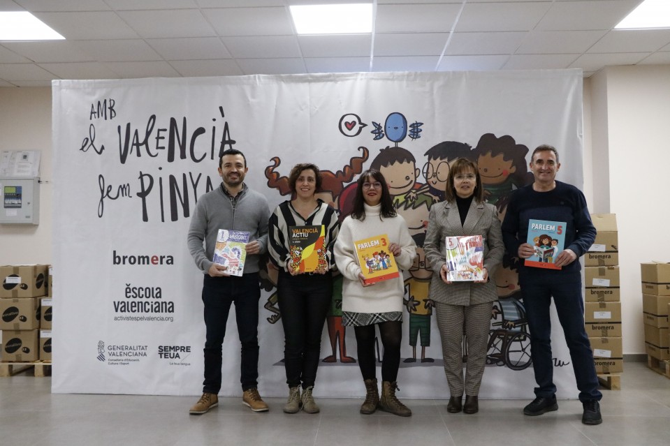 Bromera i Escola Valenciana signen un conveni de col·laboració per a fomentar l’ús del valencià
